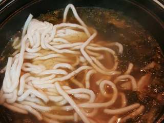 5、酸菜龙利鱼,加入调料包和调料酱，放入鲜土豆粉1代加开水煮3分钟。