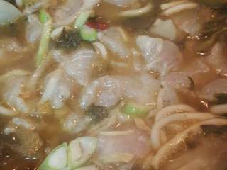 6、酸菜龙利鱼,加入腌制的鱼片，平铺锅中，先不搅拌待定型2分钟后鱼肉见白，关火。