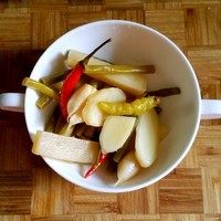 1、泡菜粉,备料泡菜，我的泡菜里面有:红辣椒，泡椒，姜，蒜，豆角和酸萝卜条