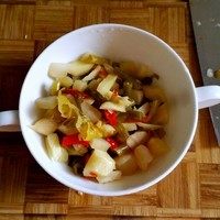 2、泡菜粉,泡菜切碎，大小无所谓。泡菜里的红辣椒、泡椒和姜的味道比较刺激，建议不能吃辛辣食物的厨友小伙伴不要切碎，等会直接下锅炒就行。