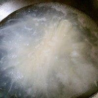 3、泡菜粉,锅里加入半锅水烧开，加入米粉大火煮5分钟捞出过凉水两遍捞出备用。(我用的螺狮粉家的米粉，一扎差不多150g,一人份合适)煮螺狮粉前可以少烫点青菜，作为配菜(⊙o⊙)哦
