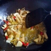 4、泡菜粉,锅里倒入菜籽儿油，油热放入所有泡菜大火翻炒30秒左右转小火炒1分钟