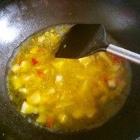 5、泡菜粉,转大火加入一碗(约350ML)水水开盖锅盖转小火熬5分钟。