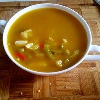 7、泡菜粉,然后盛出，青菜铺碗底，然后放上过水的米粉。倒入熬好的泡菜汤，撒上葱花/香菜。冬天的泡菜汤可以趁热直接放入米粉，暖暖的。夏天的话个人建议米粉过凉水后放入冰箱冷藏20分钟左右，泡菜汤凉透后也放入冰箱冷藏20分钟左右拌上凉透的米粉，撒上葱花，香滋滋滴！