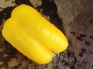 2、素炒千张,彩椒准备好