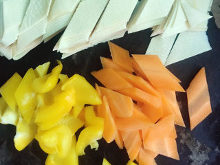 4、素炒千张,切成差不多大小