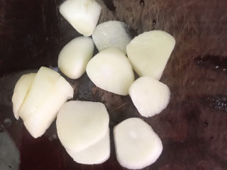 5、素炒千张,大蒜切片