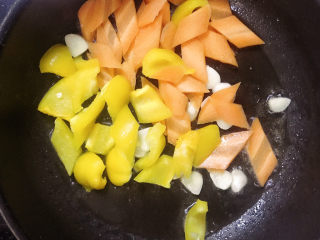 8、素炒千张,放入胡萝卜和彩椒