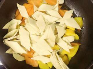 10、素炒千张,放入千张