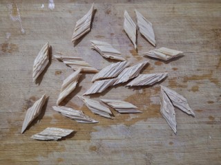 2、腐竹拌嫩芹,斜刀切成小寸段。
