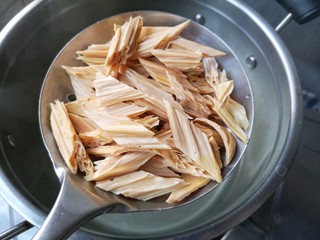 9、腐竹拌嫩芹,焯好的腐竹沥水捞出。