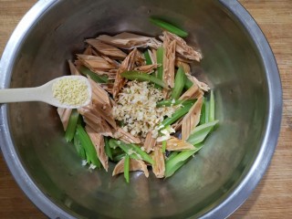 11、腐竹拌嫩芹,再加入适量的盐和鸡精,加入干辣椒丝。