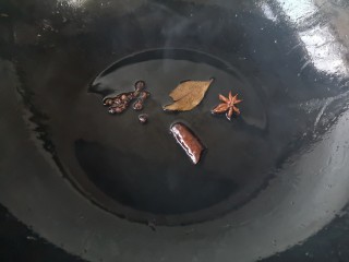 12、腐竹拌嫩芹,将20克油倒入锅中,烧至五成热,加入花椒,香叶,八角,桂皮,爆出香味。(下入调料可以激起密集的小油花,花椒颜色变深但不会变焦时的油温为宜)