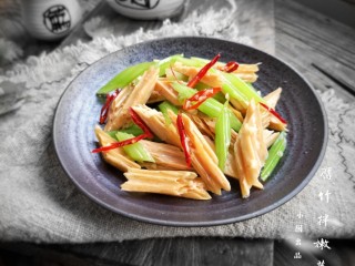 15、腐竹拌嫩芹,成品。