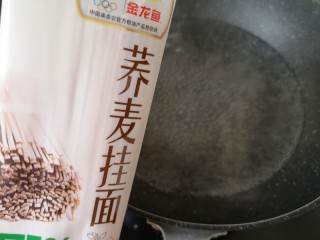 1、凉拌荞麦面,锅里放水烧开,准备好金龙鱼荞麦挂面。