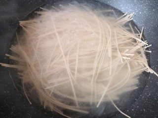 2、凉拌荞麦面,下入挂面用筷子搅散,再次烧开以后转小火煮5分钟左右。