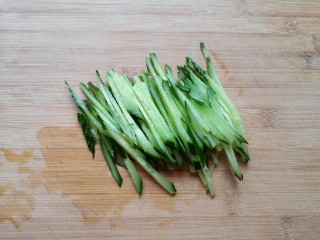 3、凉拌荞麦面,黄瓜切成丝。