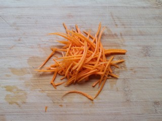 4、凉拌荞麦面,胡萝卜切成丝。