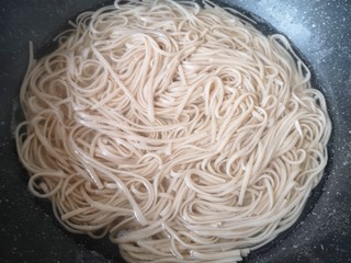 5、凉拌荞麦面,荞麦挂面煮好以后关火。