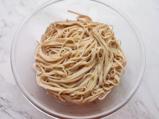 6、凉拌荞麦面,将煮熟的面条捞出,放在大一点的盆里。