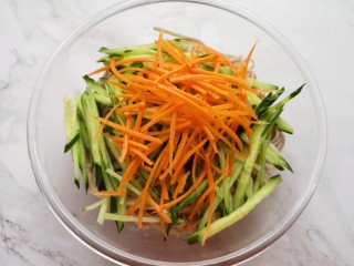 7、凉拌荞麦面,放入切好的黄瓜丝和胡萝卜丝。