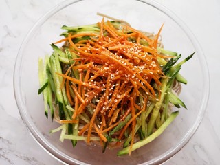 8、凉拌荞麦面,根据自己的口味放生抽、香醋、盐、鸡精、香油和辣椒油,最后再撒上熟白芝麻。