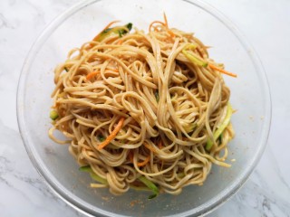 9、凉拌荞麦面,搅拌均匀即可。