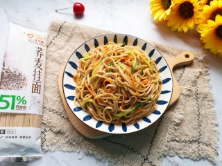 10、凉拌荞麦面,分两盘。