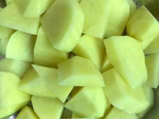 1、地三鲜,土豆、胡萝卜削皮滚刀切成块