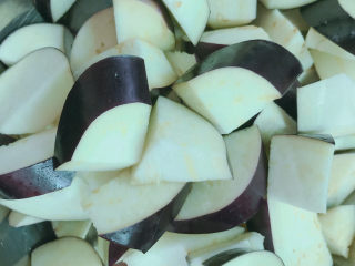 2、地三鲜,茄子切成块