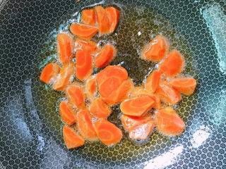 3、地三鲜,锅中放油中火炸胡萝卜