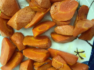 4、地三鲜,炸到半熟捞出备用