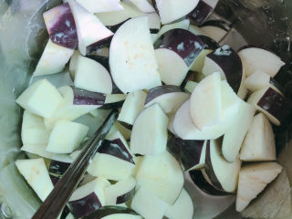 6、地三鲜,茄子切好后放入盐水中浸泡一下，捞出控干水分，放入玉米淀粉拌匀