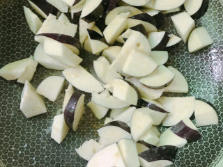 7、地三鲜,放入油锅中