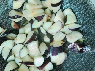 8、地三鲜,翻炒