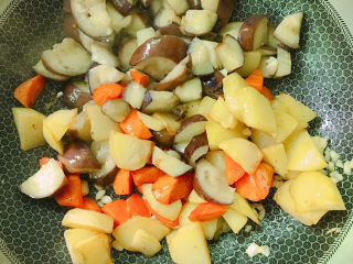 13、地三鲜,拌匀