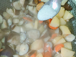 14、地三鲜,放入白糖