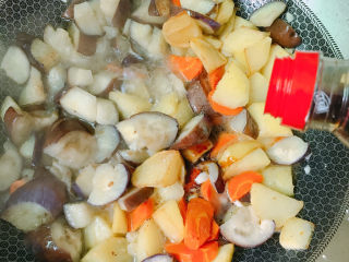 15、地三鲜,放入酱油