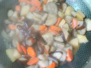 16、地三鲜,放入蚝油，加入少量清水盖上锅盖焖熟