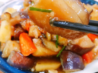 17、地三鲜,装盘撒上葱花即可