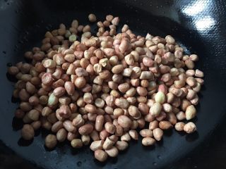 3、醋泡花生米,直接放入锅中炒干水份，小火哦，不停的翻炒