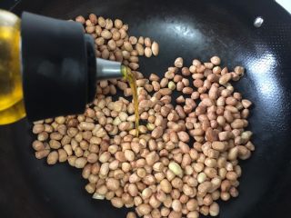 4、醋泡花生米,水份干后，倒入适量的油