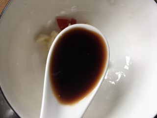 9、醋泡花生米,加入4勺陈醋