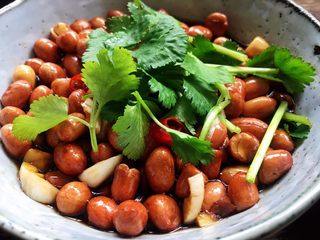 16、醋泡花生米,调料汁倒入冷却的花生米中，加入香菜即可品尝