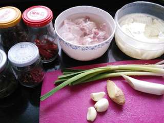 1、地方菜≈干锅排骨≈,准备食材，排骨温水浸泡，去除血水，土豆切片，用水浸泡，葱姜蒜改刀