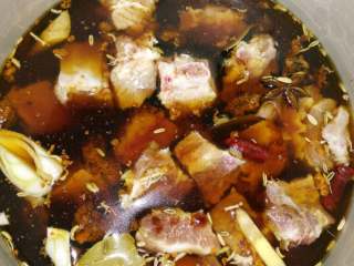 2、地方菜≈干锅排骨≈,把排骨倒入锅中，用盐，料酒，鸡精，生抽，老抽，生姜煮30分钟，去腥去血沫子，煮烂