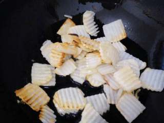 4、地方菜≈干锅排骨≈,煎至两面金黄即可盛出备用