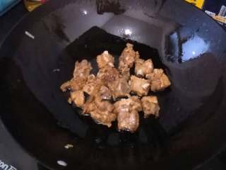 5、地方菜≈干锅排骨≈,排骨煮好后捞出，倒入锅中煎至两面微焦