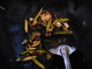 6、地方菜≈干锅排骨≈,葱姜蒜，蒜苗，干辣椒，花椒，八角，豆瓣酱倒入锅中炒香，接着倒入排骨和土豆翻炒