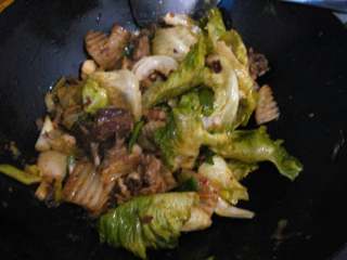 7、地方菜≈干锅排骨≈,放入适量盐和糖调味，快起锅时，下入生菜，翻拌均匀即可